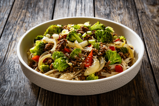 Macarrão com carne moída e vegetais (Imagem: Jacek Chabraszewski | Shutterstock) - (crédito: EdiCase) Macarrão com carne moída e vegetais (Imagem: Jacek Chabraszewski | Shutterstock) - (crédito: EdiCase)