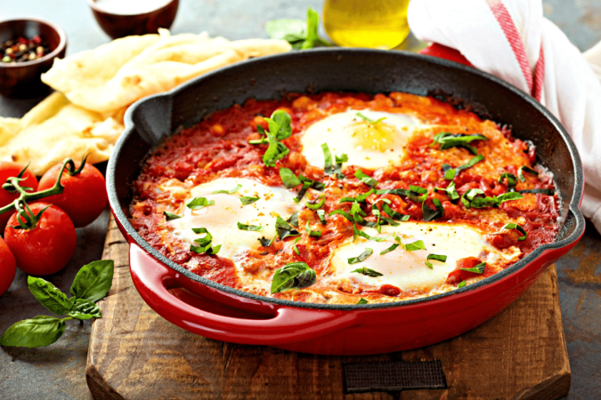 Grão-de-bico ao molho de tomate com ovos (Imagem: rinaprea | Shutterstock) - (crédito: EdiCase) Grão-de-bico ao molho de tomate com ovos (Imagem: rinaprea | Shutterstock) - (crédito: EdiCase)
