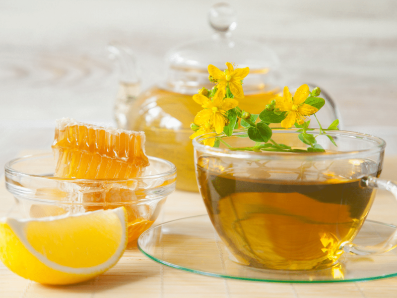 Chá de erva-de-são-joão com mel e limão (Imagem: Maryna Pleshkun | Shutterstock) -  (crédito: EdiCase)