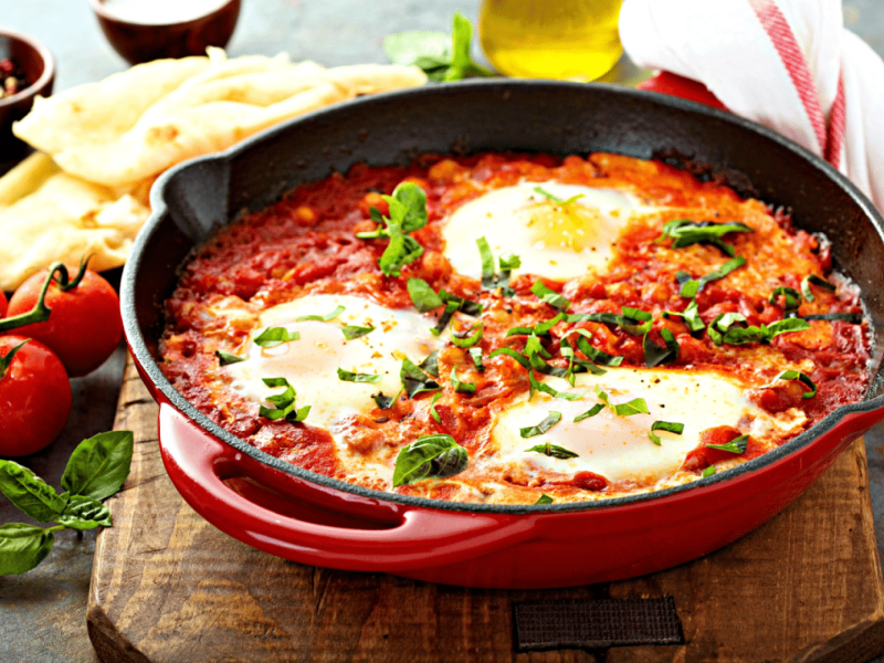 Grão-de-bico ao molho de tomate com ovos (Imagem: rinaprea | Shutterstock)  -  (crédito: EdiCase)