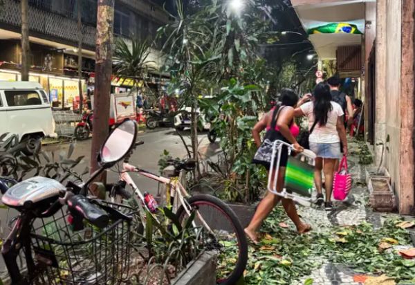 Diversos bairros do Rio de Janeiro ficaram sem luz, enquanto litoral paulista registrou transtornos -  (crédito: Tânia Rêgo/Agência Brasil)
