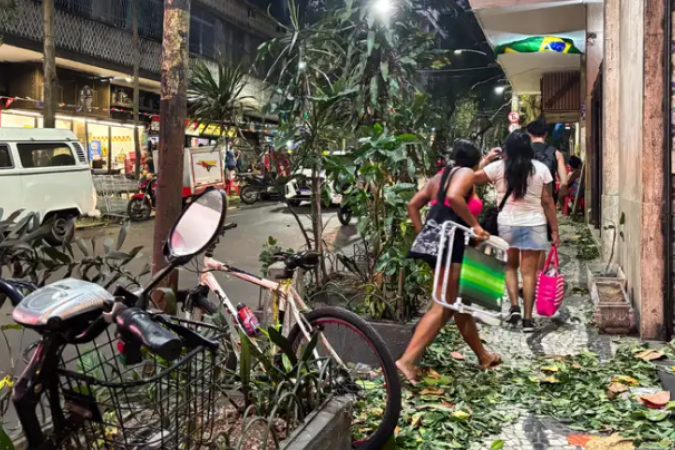 Diversos bairros do Rio de Janeiro ficaram sem luz, enquanto litoral paulista registrou transtornos - (crédito: Tânia Rêgo/Agência Brasil) Diversos bairros do Rio de Janeiro ficaram sem luz, enquanto litoral paulista registrou transtornos - (crédito: Tânia Rêgo/Agência Brasil)