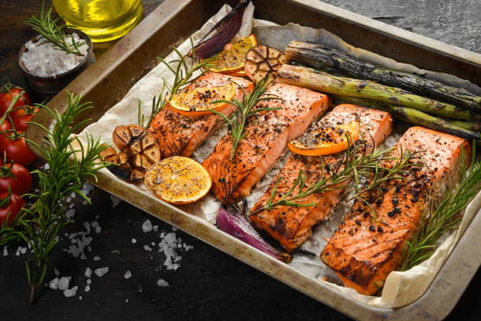 Salmão assado com limão, alho e alecrim (Imagem: YARUNIV Studio | Shutterstock) - (crédito: EdiCase) Salmão assado com limão, alho e alecrim (Imagem: YARUNIV Studio | Shutterstock) - (crédito: EdiCase)
