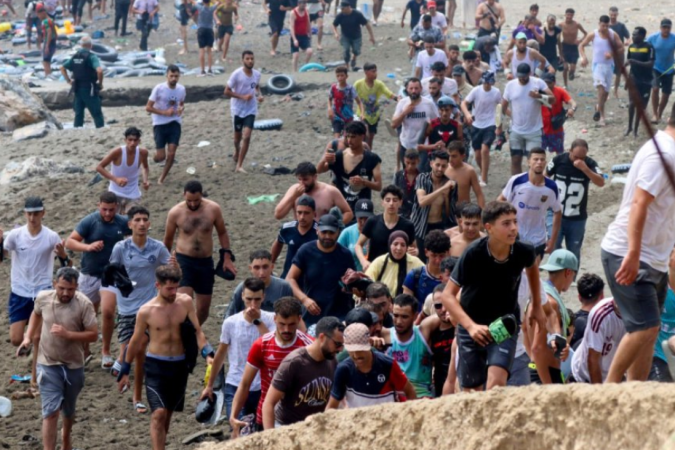 Autoridades estimam que entre 1.500 e 3.000 pessoas tenham atravessado de Marrocos para Ceuta nos últimos dias - (crédito: EPA/Shutterstock) Autoridades estimam que entre 1.500 e 3.000 pessoas tenham atravessado de Marrocos para Ceuta nos últimos dias - (crédito: EPA/Shutterstock)