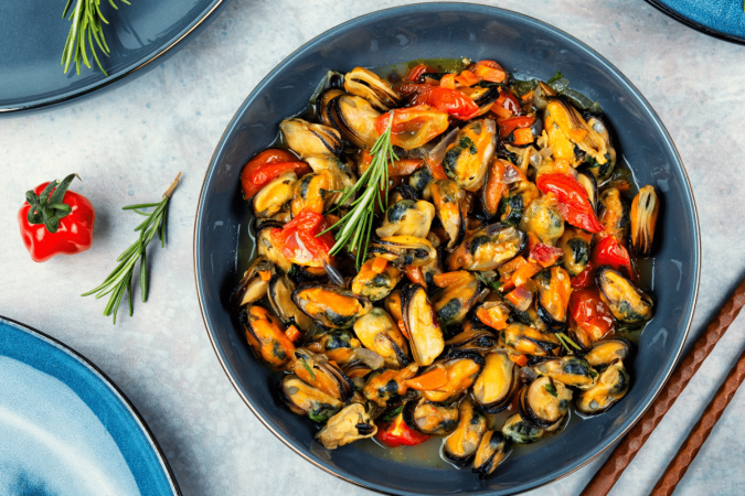 Mexilhão salteado com tomate-cereja e ervas (Imagem: Mykolal Mykolal | Shutterstock) - (crédito: EdiCase) Mexilhão salteado com tomate-cereja e ervas (Imagem: Mykolal Mykolal | Shutterstock) - (crédito: EdiCase)