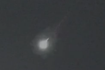 Fragmentos espaciais deixados por cometas se desintegram ao entrar na atmosfera terrestre e geram rastros luminosos -  (crédito: Reprodu&ccedil;&atilde;o/Esta&ccedil;&atilde;o de monitoramento de meteoros Exoss de Florian&oacute;polis (SC)/Helbio Cabral)