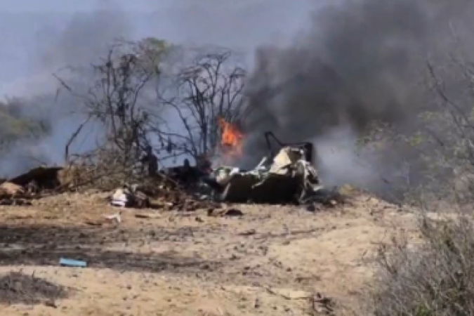No local, bombeiros e policiais trabalham entre os destroços retorcidos da aeronave, que ainda soltavam fumaça, segundo imagens publicadas no Facebook por correspondentes da região
- (crédito: Reprodução/x) No local, bombeiros e policiais trabalham entre os destroços retorcidos da aeronave, que ainda soltavam fumaça, segundo imagens publicadas no Facebook por correspondentes da região
- (crédito: Reprodução/x)