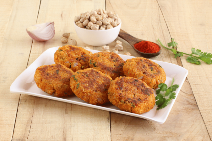 Hambúrguer de grão-de-bico (Imagem: GreenTree | Shutterstock)
- (crédito: EdiCase) Hambúrguer de grão-de-bico (Imagem: GreenTree | Shutterstock)
- (crédito: EdiCase)