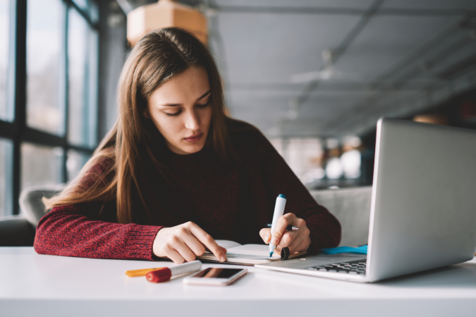 Apesar de ser um grande aliado nos estudos, o ChatGPT deve ser utilizado de forma equilibrada para não comprometer o desenvolvimento da autonomia e do pensamento crítico (Imagem: GalacticDreamer | Shutterstock) - (crédito: EdiCase) Apesar de ser um grande aliado nos estudos, o ChatGPT deve ser utilizado de forma equilibrada para não comprometer o desenvolvimento da autonomia e do pensamento crítico (Imagem: GalacticDreamer | Shutterstock) - (crédito: EdiCase)
