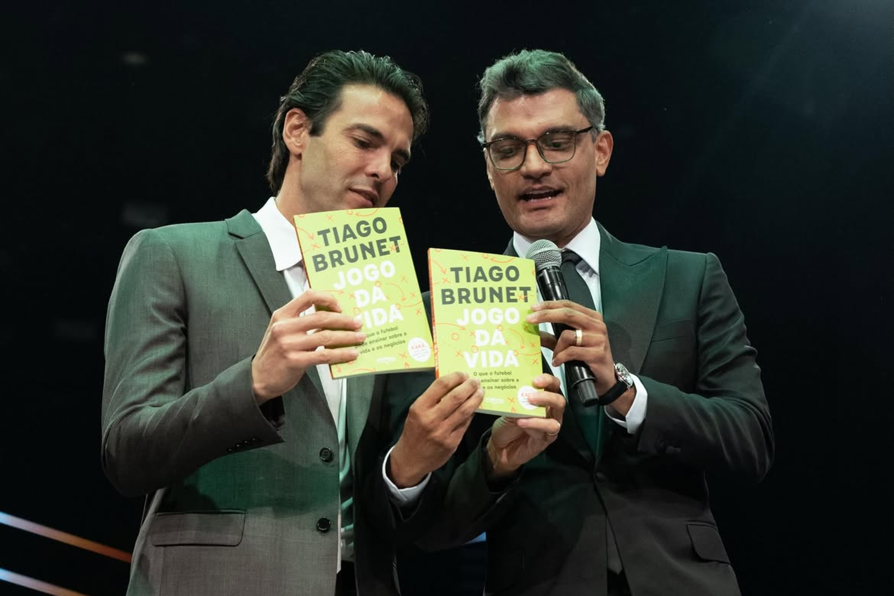 Tiago Brunet celebra sucesso de noite de autógrafos de livro com prefácio de Kaká