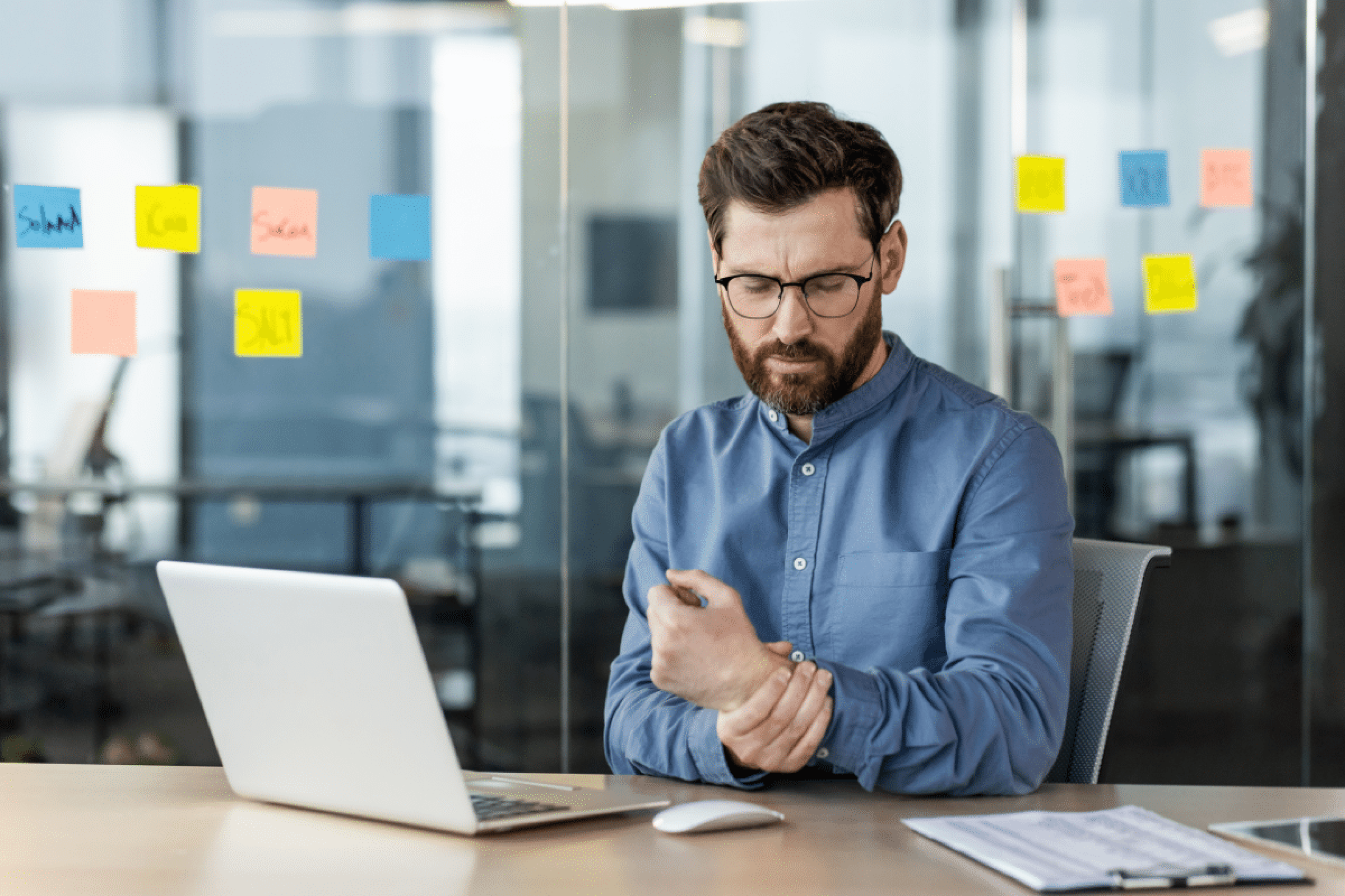 Síndrome do mouse: 5 dicas para evitar dores nos ombros e nos cotovelos no home office