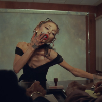 Trecho do clipe 'Petal', de Ariana Grande: a mensagem contra a imagem  -  (crédito: Reprodução/YouTube)