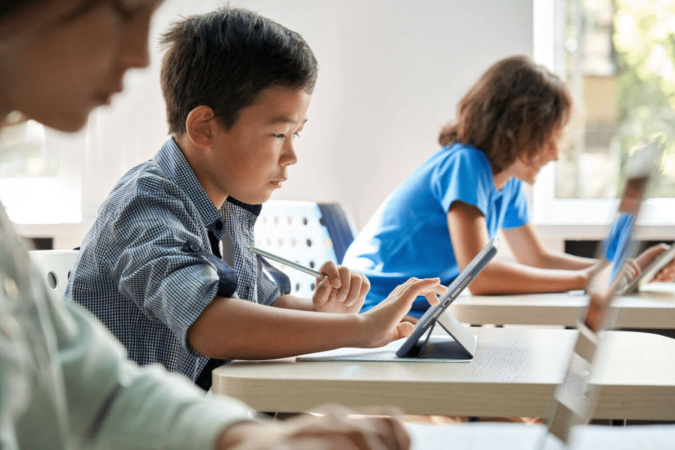 O equilíbrio no uso da inteligência artificial é fundamental para o desenvolvimento dos estudantes (Imagem: Ground Picture | Shutterstock) - (crédito: EdiCase) O equilíbrio no uso da inteligência artificial é fundamental para o desenvolvimento dos estudantes (Imagem: Ground Picture | Shutterstock) - (crédito: EdiCase)