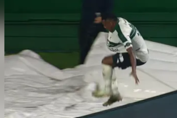 Jogador cai em túnel ao pular placa para comemorar gol do Coritiba - (crédito: Reprodução Redes Sociais) Jogador cai em túnel ao pular placa para comemorar gol do Coritiba - (crédito: Reprodução Redes Sociais)