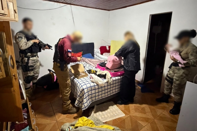 Polícia divulgou imagens do momento em que o bebê é resgatado - (crédito: Reprodução/Polícia Civil do Mato Grosso do Sul) Polícia divulgou imagens do momento em que o bebê é resgatado - (crédito: Reprodução/Polícia Civil do Mato Grosso do Sul)