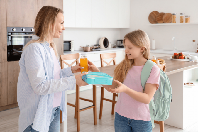 Incluir a bebida no planejamento da lancheira ajuda a compor uma refeição equilibrada e favorece a construção de bons hábitos alimentares (Imagem: Pixel-Shot | Shutterstock) - (crédito: EdiCase) Incluir a bebida no planejamento da lancheira ajuda a compor uma refeição equilibrada e favorece a construção de bons hábitos alimentares (Imagem: Pixel-Shot | Shutterstock) - (crédito: EdiCase)