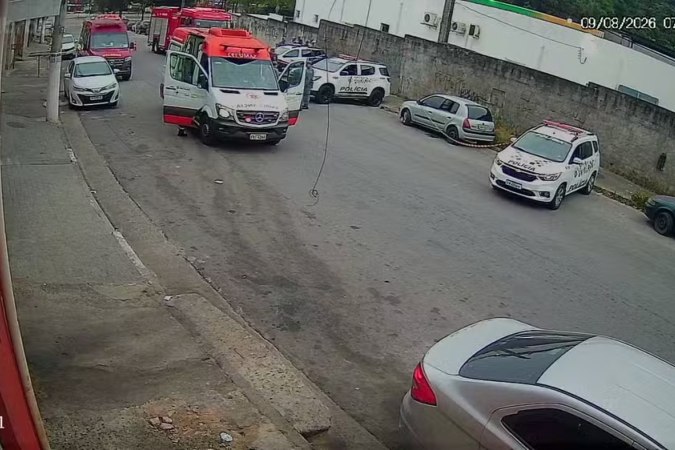 Após a confissão do homem, os agentes encontraram as crianças já sem vida dentro de um carro
- (crédito: Câmera de Segurança/Reprodução ) Após a confissão do homem, os agentes encontraram as crianças já sem vida dentro de um carro
- (crédito: Câmera de Segurança/Reprodução )