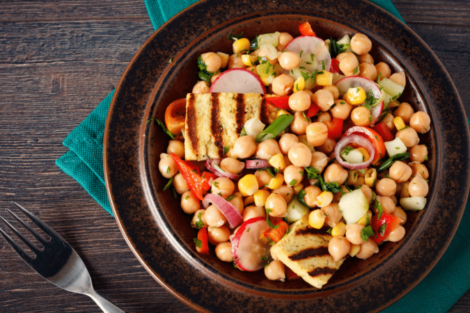 Salada morna de grão-de-bico com tofu (Imagem: NADKI | Shutterstock) - (crédito: EdiCase) Salada morna de grão-de-bico com tofu (Imagem: NADKI | Shutterstock) - (crédito: EdiCase)
