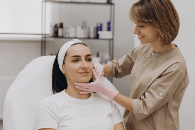 Conhecer o histórico de procedimentos, avaliar o rosto e evitar técnicas padronizadas são cuidados essenciais para resultados naturais e seguros (Imagem: Anatoliy Cherkas | Shutterstock) - (crédito: EdiCase) Conhecer o histórico de procedimentos, avaliar o rosto e evitar técnicas padronizadas são cuidados essenciais para resultados naturais e seguros (Imagem: Anatoliy Cherkas | Shutterstock) - (crédito: EdiCase)