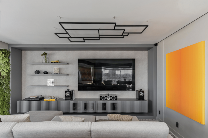 Ao longo de mais de sete décadas, a presença das TVs ajudou a redefinir as salas de estar e trouxe novas soluções para integrar tecnologia, conforto e decoração (Projeto: escritório Spaço Interior | Imagem: Kadu Lopes) - (crédito: EdiCase) Ao longo de mais de sete décadas, a presença das TVs ajudou a redefinir as salas de estar e trouxe novas soluções para integrar tecnologia, conforto e decoração (Projeto: escritório Spaço Interior | Imagem: Kadu Lopes) - (crédito: EdiCase)