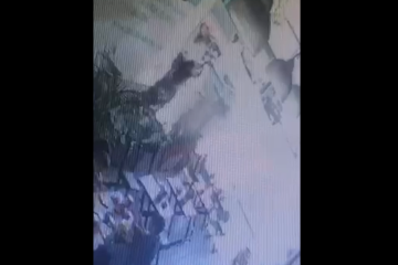 Câmeras de segurança flagraram a agressão a uma criança de 5 anos na 302 Sul, na quarta-feira à tarde - (crédito: Reprodução) Câmeras de segurança flagraram a agressão a uma criança de 5 anos na 302 Sul, na quarta-feira à tarde - (crédito: Reprodução)