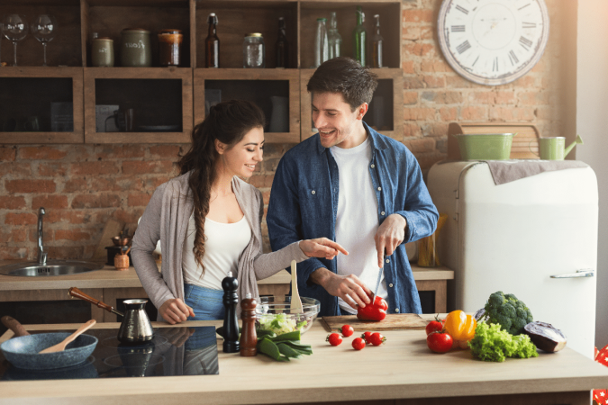 Pequenas atitudes podem facilitar o processo de adotar uma alimentação mais saudável no dia a dia (Imagem: Prostock-studio | Shutterstock) - (crédito: EdiCase) Pequenas atitudes podem facilitar o processo de adotar uma alimentação mais saudável no dia a dia (Imagem: Prostock-studio | Shutterstock) - (crédito: EdiCase)