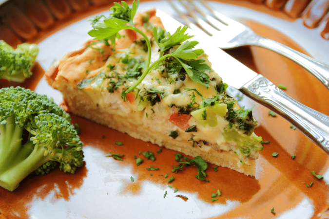 Torta de brócolis com tomate (Imagem: Bogdan Wankowicz | Shutterstock) - (crédito: EdiCase) Torta de brócolis com tomate (Imagem: Bogdan Wankowicz | Shutterstock) - (crédito: EdiCase)