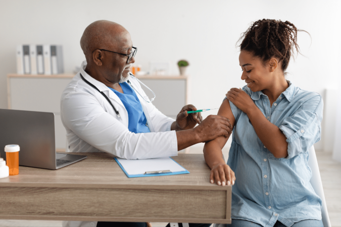 A vacinação faz parte dos cuidados essenciais para uma gestação mais segura e saudável (Imagem: Prostock-studio | Shutterstock) - (crédito: EdiCase) A vacinação faz parte dos cuidados essenciais para uma gestação mais segura e saudável (Imagem: Prostock-studio | Shutterstock) - (crédito: EdiCase)