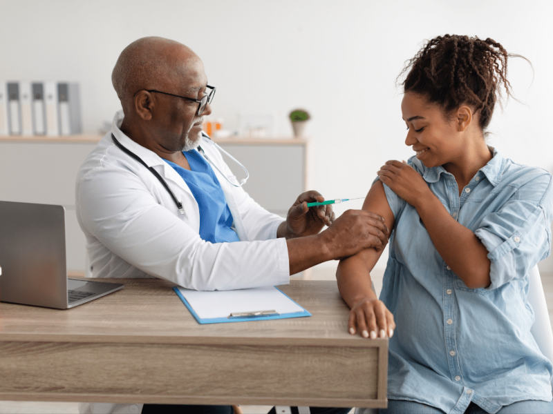 A vacinação faz parte dos cuidados essenciais para uma gestação mais segura e saudável (Imagem: Prostock-studio | Shutterstock) -  (crédito: EdiCase)