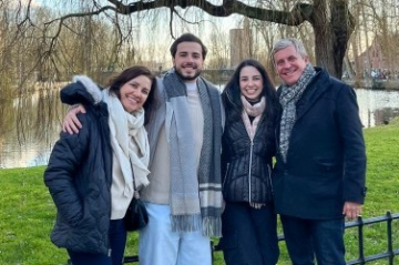 Marcos Vieira (último à direita) com a mulher, Jaqueline (primeira à esquerda), e os filhos Henrique e Lara - (crédito: Arquivo pessoal) Marcos Vieira (último à direita) com a mulher, Jaqueline (primeira à esquerda), e os filhos Henrique e Lara - (crédito: Arquivo pessoal)