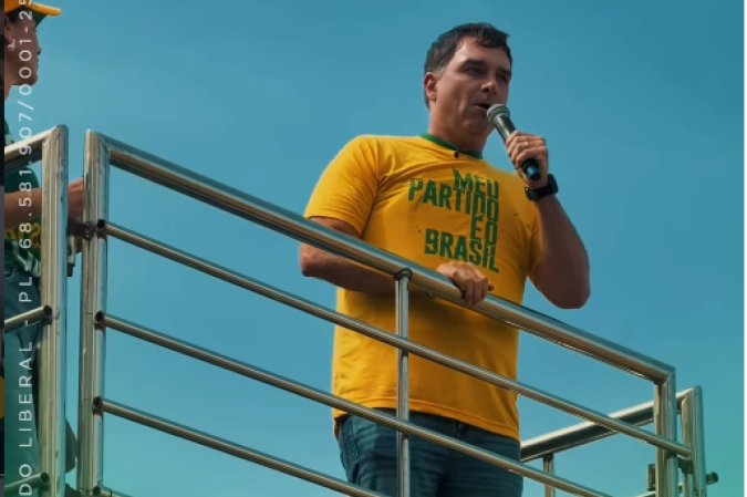 Flávio Bolsonaro durante primeiro dia de campanha neste domingo (16/8)