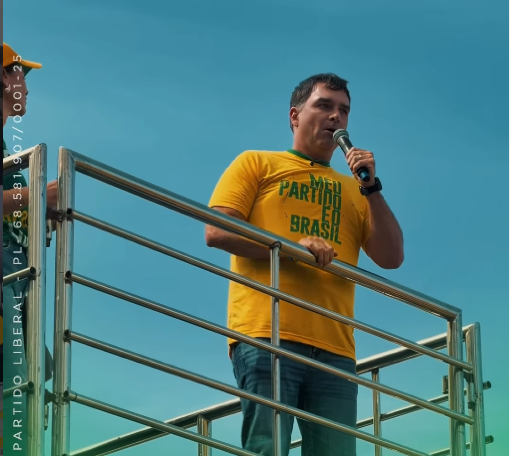 Fl&aacute;vio Bolsonaro durante primeiro dia de campanha neste domingo (16/8)