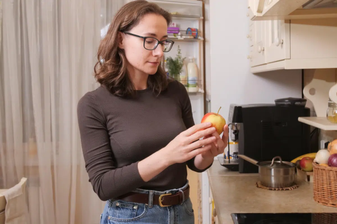 Nem sempre retirar a parte mofada de uma fruta é suficiente para torná-la segura para o consumo (Imagem: Aliaksandr Navitski | Shutterstock) - (crédito: EdiCase) Nem sempre retirar a parte mofada de uma fruta é suficiente para torná-la segura para o consumo (Imagem: Aliaksandr Navitski | Shutterstock) - (crédito: EdiCase)