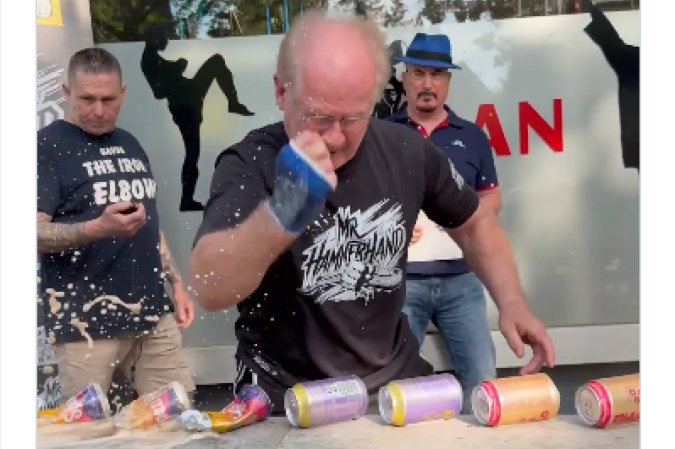 Muhamed Kahrimanovic, o Senhor Mãos de Martelo, em ação diante das 50 latas - (crédito: Reprodução / 'X'/ @GWR) Muhamed Kahrimanovic, o Senhor Mãos de Martelo, em ação diante das 50 latas - (crédito: Reprodução / 'X'/ @GWR)