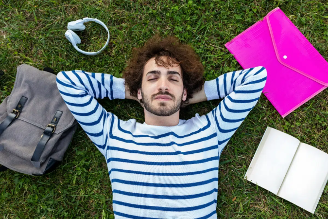 O descanso também faz parte de uma rotina equilibrada durante a preparação para as provas (Imagem: Daniel Hoz | Shutterstock) - (crédito: EdiCase) O descanso também faz parte de uma rotina equilibrada durante a preparação para as provas (Imagem: Daniel Hoz | Shutterstock) - (crédito: EdiCase)