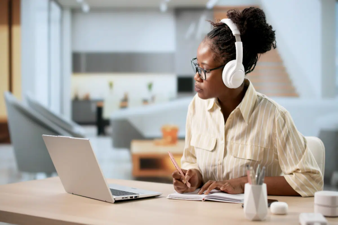 Organizar a rotina e definir prioridades facilita os estudos para o Enem (Imagem: Andrey_Popov | Shutterstock) - (crédito: EdiCase) Organizar a rotina e definir prioridades facilita os estudos para o Enem (Imagem: Andrey_Popov | Shutterstock) - (crédito: EdiCase)