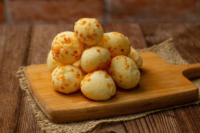 Pão de queijo tradicional mineiro (Imagem: 2amrlo | Shutterstock) - (crédito: EdiCase) Pão de queijo tradicional mineiro (Imagem: 2amrlo | Shutterstock) - (crédito: EdiCase)