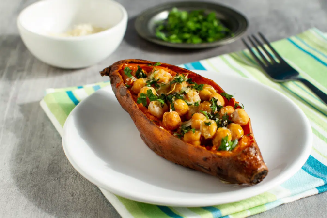 Batata-doce recheada com grão-de-bico (Imagem: NADKI | Shutterstock) - (crédito: EdiCase) Batata-doce recheada com grão-de-bico (Imagem: NADKI | Shutterstock) - (crédito: EdiCase)
