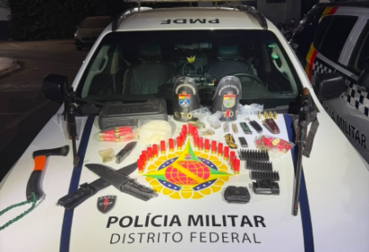 Arsenal, facas, munição e substância análoga à cocaína apreendidos pelas equipes policiais no imóvel
 -  (crédito: PMDF/Divulgação) -Arsenal, facas, munição e substância análoga à cocaína apreendidos pelas equipes policiais no imóvel
 -  (crédito: PMDF/Divulgação)