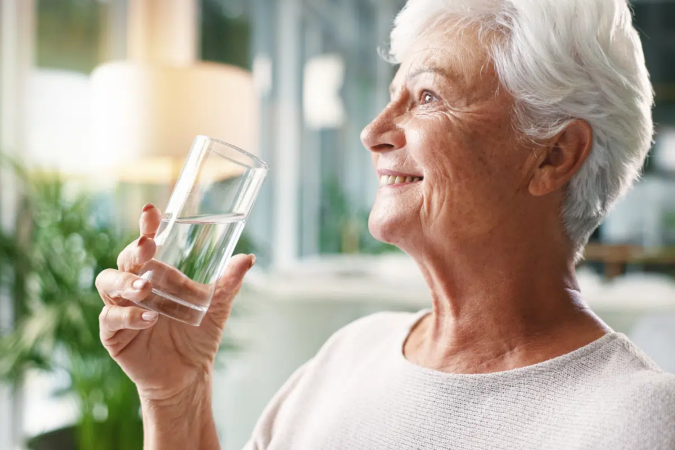 O uso de medicamentos, a desidratação e algumas doenças podem favorecer a boca seca (Imagem: PeopleImages | Shutterstock) - (crédito: EdiCase) O uso de medicamentos, a desidratação e algumas doenças podem favorecer a boca seca (Imagem: PeopleImages | Shutterstock) - (crédito: EdiCase)