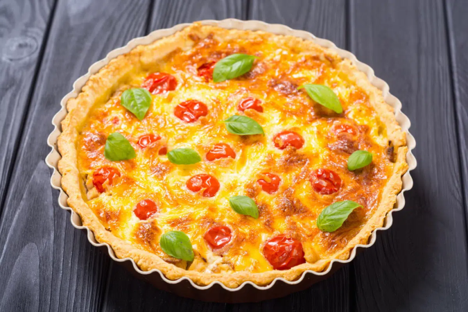 A quiche proteica é uma ótima opção para um jantar prático sem abrir mão da alimentação equilibrada (Imagem: AlexeiLogvinovich | Shutterstock) - (crédito: EdiCase) A quiche proteica é uma ótima opção para um jantar prático sem abrir mão da alimentação equilibrada (Imagem: AlexeiLogvinovich | Shutterstock) - (crédito: EdiCase)