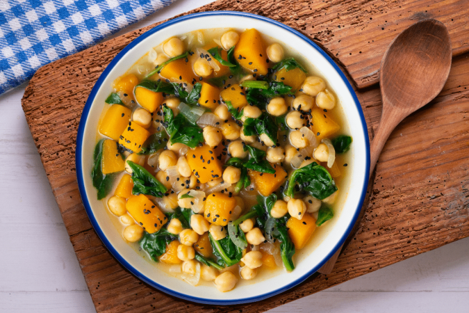 Sopa de grão-de-bico com abóbora e espinafre (Imagem: Lecker Studio | Shutterstock) - (crédito: EdiCase) Sopa de grão-de-bico com abóbora e espinafre (Imagem: Lecker Studio | Shutterstock) - (crédito: EdiCase)