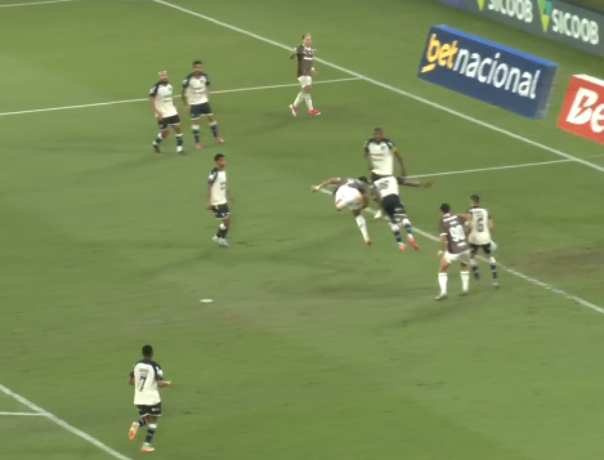 Hulk faz gol 'chorado' e Fluminense bate Remo de virada no Rio