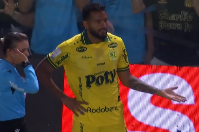 Reinaldo, jogador do Mirassol, durante confronto contra o Santos, pelo Brasileirão 2026 - (crédito: Reprodução / Premiere // Captura de Tela / 'X' / @futebol_info) Reinaldo, jogador do Mirassol, durante confronto contra o Santos, pelo Brasileirão 2026 - (crédito: Reprodução / Premiere // Captura de Tela / 'X' / @futebol_info)