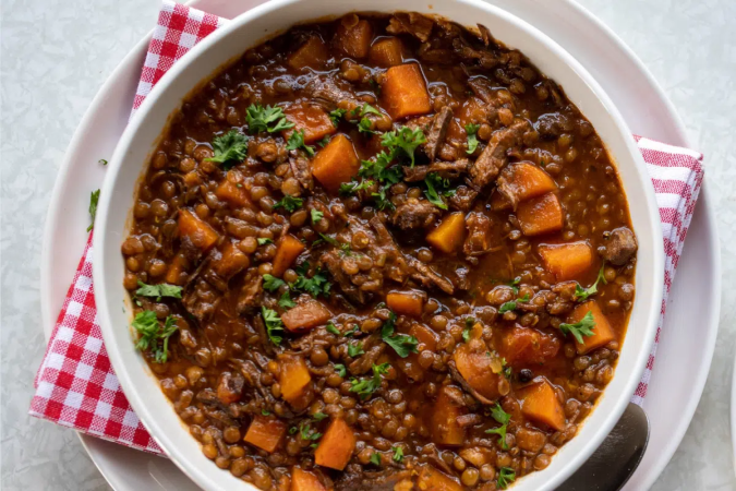 Ensopado de lentilha com carne e legumes (Imagem: Angelika Heine | Shutterstock) - (crédito: EdiCase) Ensopado de lentilha com carne e legumes (Imagem: Angelika Heine | Shutterstock) - (crédito: EdiCase)