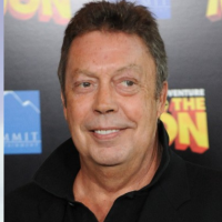 Além de marcar o cinema com Pennywise e Frank-N-Furter, Curry recebeu três indicações ao Prêmio Tony por sua trajetória nos palcos -  (crédito: ROBYN BECK / AFP, Divulgação e Reprodução/IT)