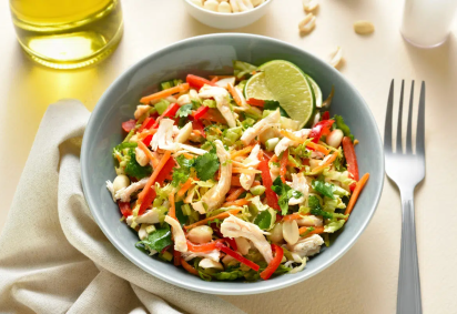 Salada de frango desfiado com grão-de-bico (Imagem: Tatiana Volgutova | Shutterstock) -  (crédito: EdiCase) -Salada de frango desfiado com grão-de-bico (Imagem: Tatiana Volgutova | Shutterstock) -  (crédito: EdiCase)