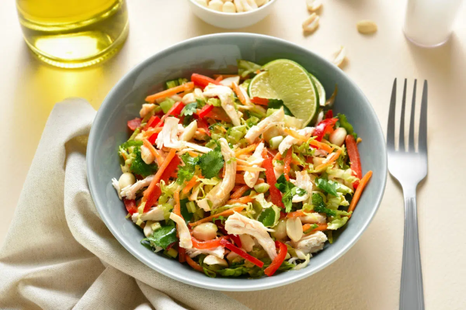 Salada de frango desfiado com grão-de-bico (Imagem: Tatiana Volgutova | Shutterstock) - (crédito: EdiCase) Salada de frango desfiado com grão-de-bico (Imagem: Tatiana Volgutova | Shutterstock) - (crédito: EdiCase)