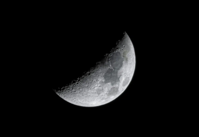 A Lua está na fase Crescente nesta quinta-feira, antes de um eclipse lunar parcial (Imagem: Ahmad Tbakhie | Shutterstock)  -  (crédito: EdiCase) -A Lua está na fase Crescente nesta quinta-feira, antes de um eclipse lunar parcial (Imagem: Ahmad Tbakhie | Shutterstock)  -  (crédito: EdiCase)