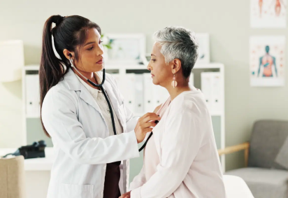 Algumas condições de saúde evoluem silenciosamente e outras começam de maneira abrupta (Imagem: PeopleImages | Shutterstock) -  (crédito: EdiCase) -Algumas condições de saúde evoluem silenciosamente e outras começam de maneira abrupta (Imagem: PeopleImages | Shutterstock) -  (crédito: EdiCase)